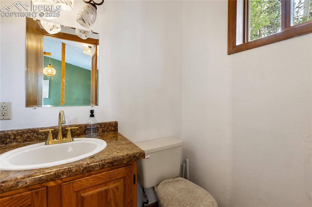 Image 18 of 50: Bathroom