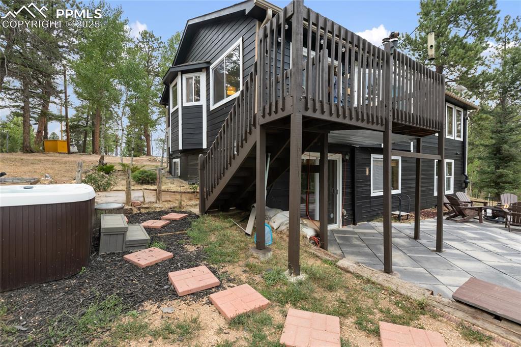 Image 4 of 50: Great entertaining deck and large walk out area.