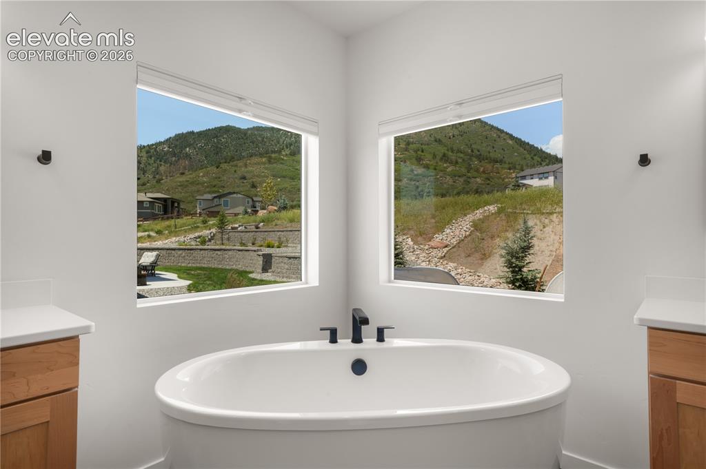 Image 23 of 50: Freestanding bathtub