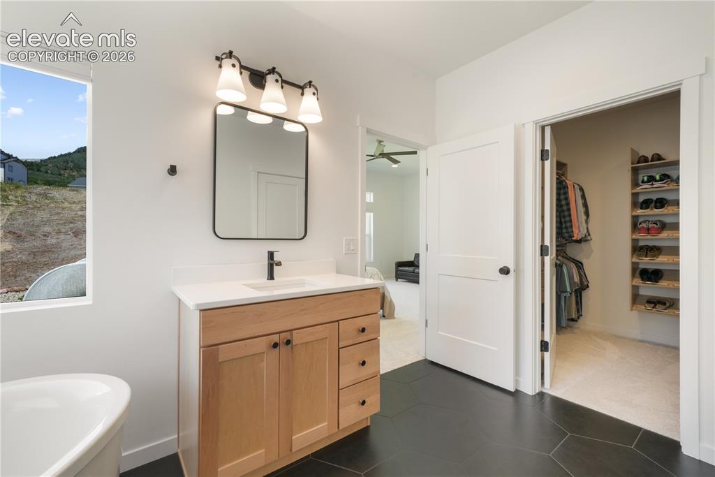 Image 25 of 50: Adjoining to large walk-in closet