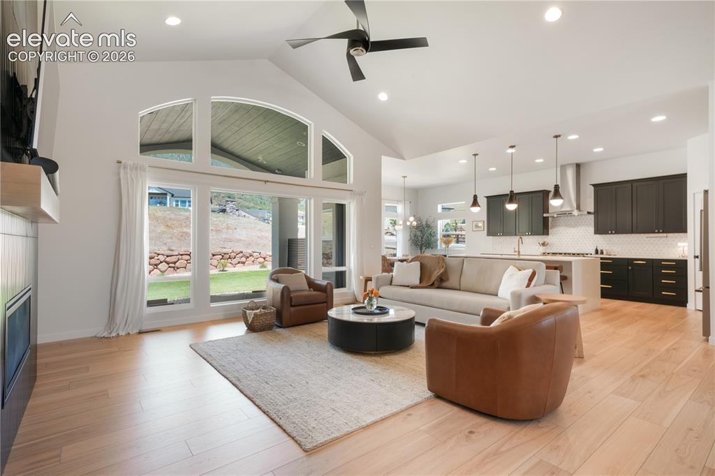 Image 8 of 50: Expansive windows and natural light
