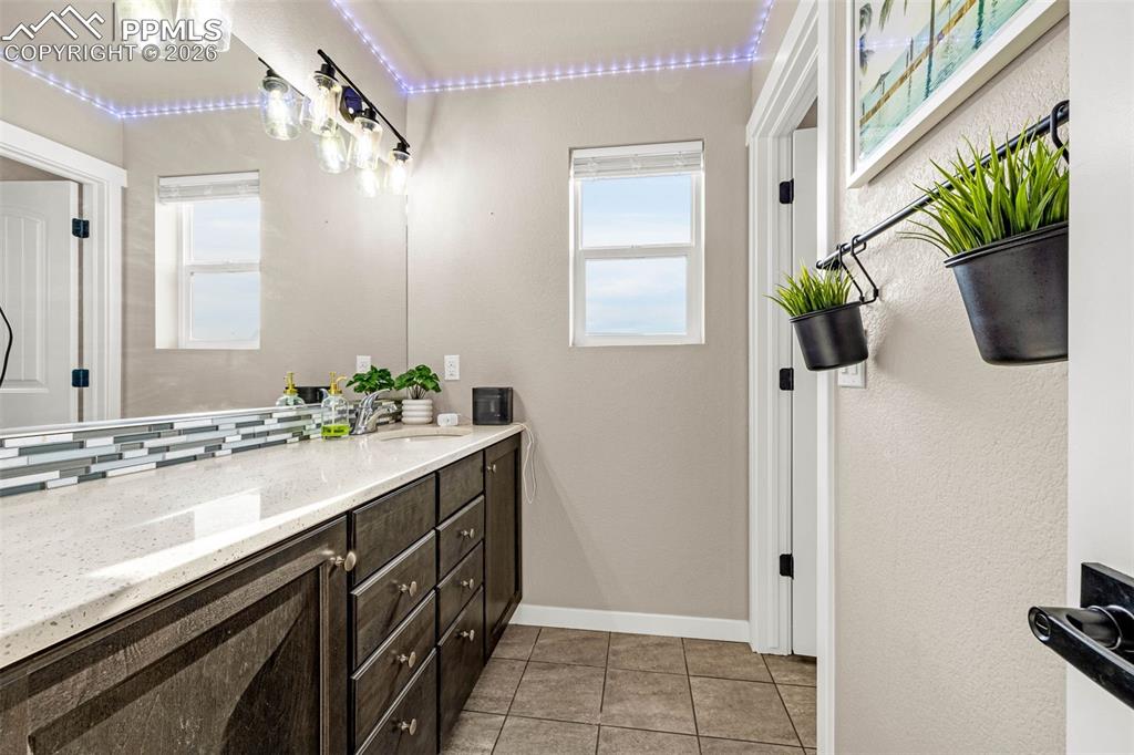 Image 28 of 50: Bathroom