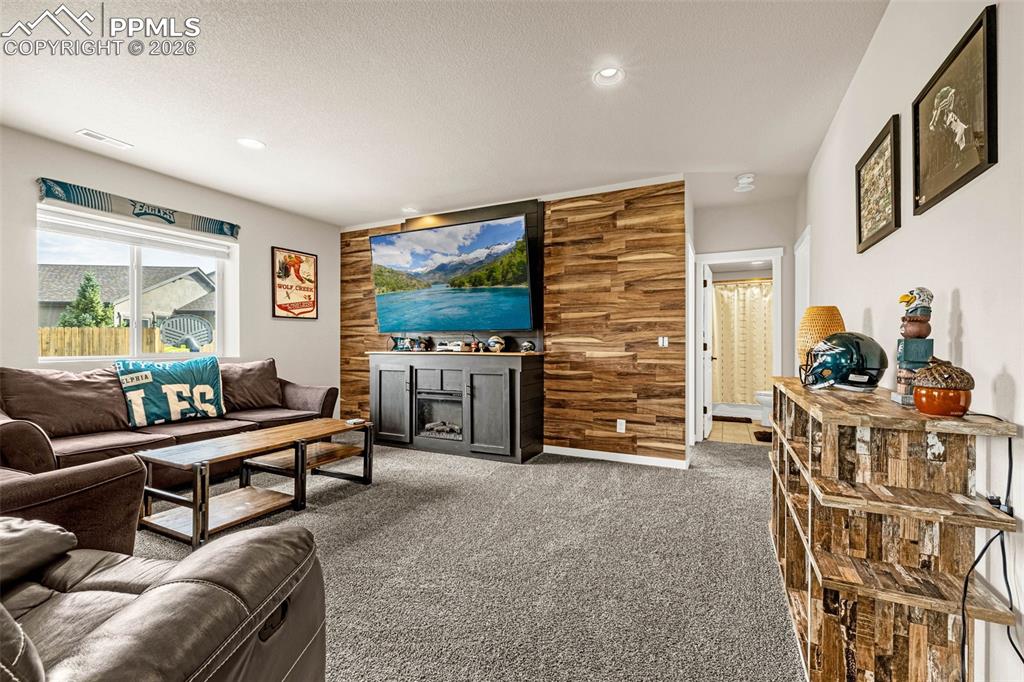 Image 33 of 50: Living Room