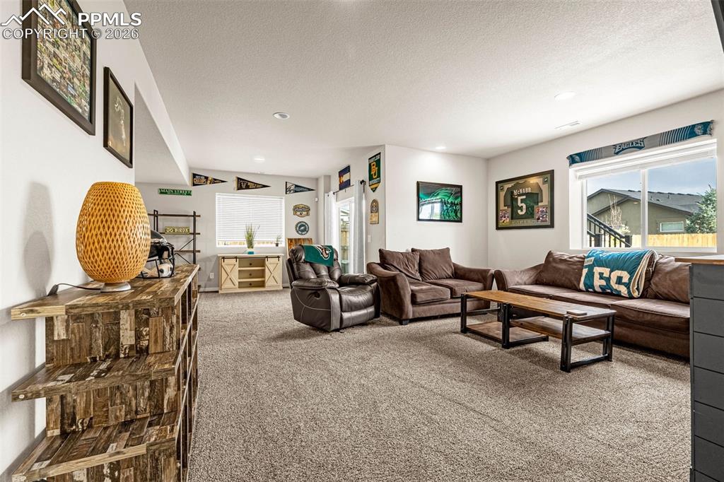 Image 34 of 50: Living Room