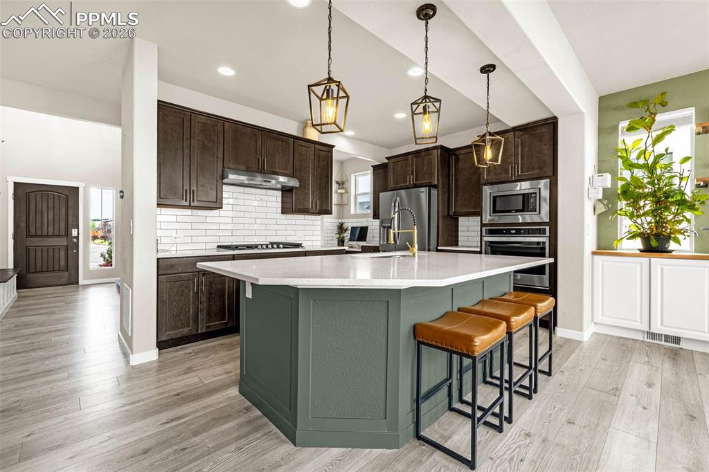 Image 9 of 50: Kitchen