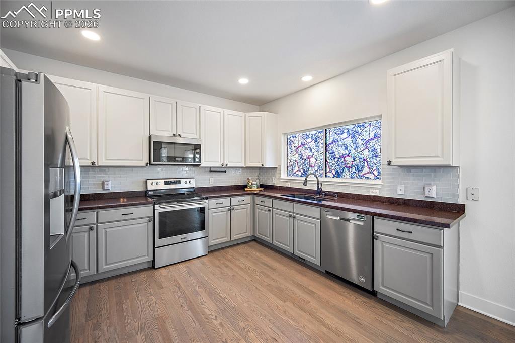 Image 13 of 48: Kitchen