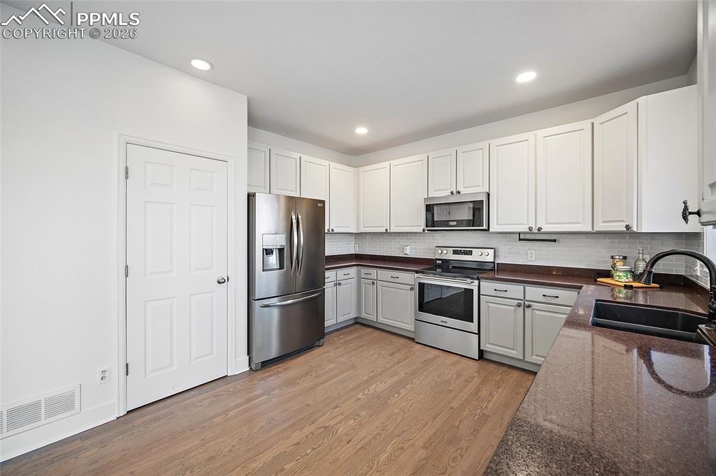 Image 14 of 48: Kitchen