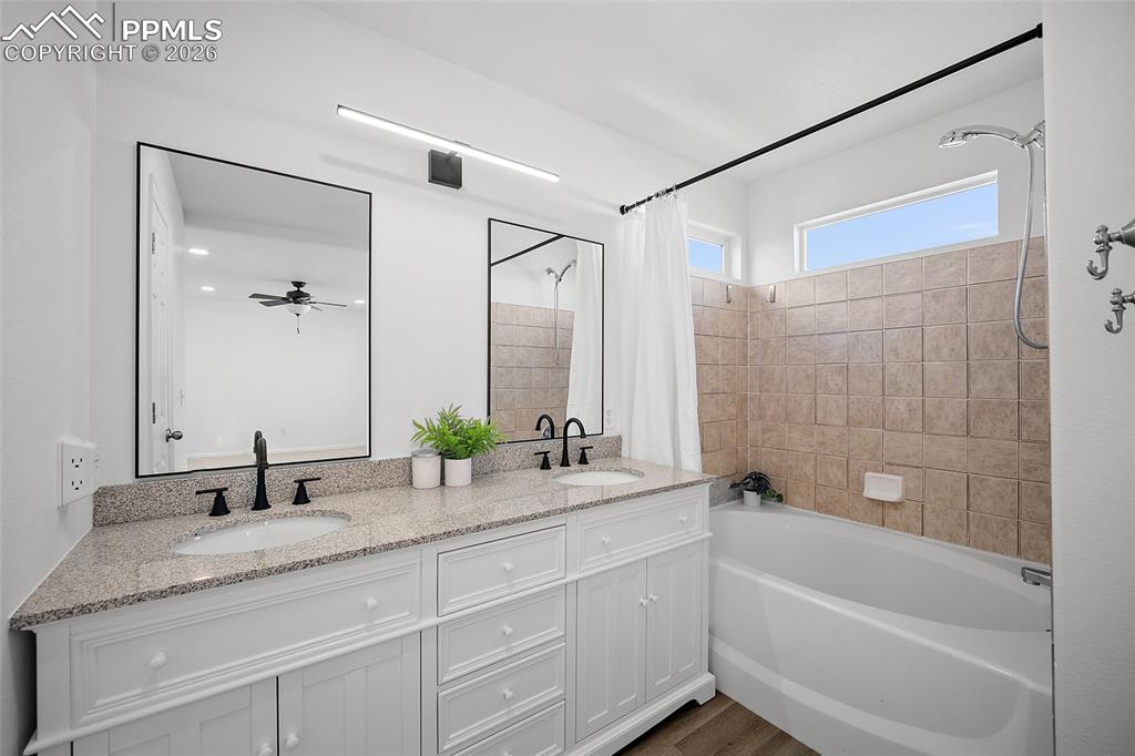 Image 23 of 48: Bathroom