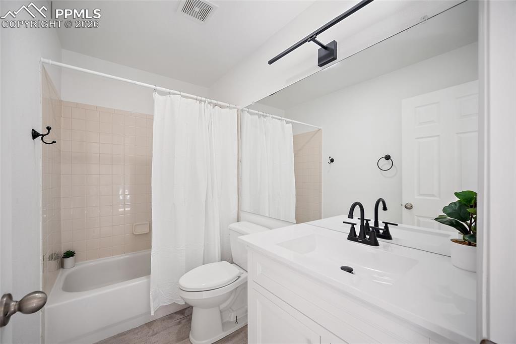 Image 25 of 48: Bathroom