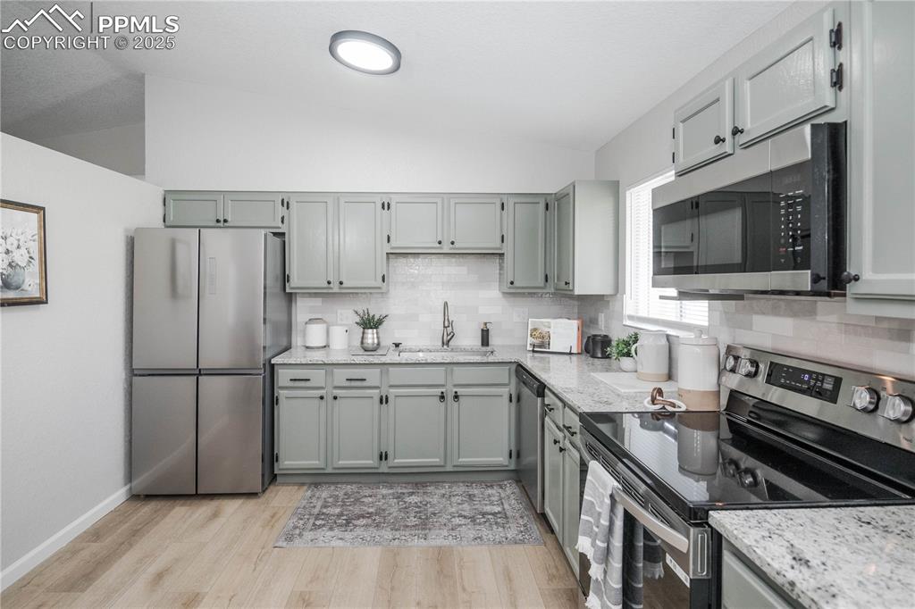 Image 13 of 43: Kitchen