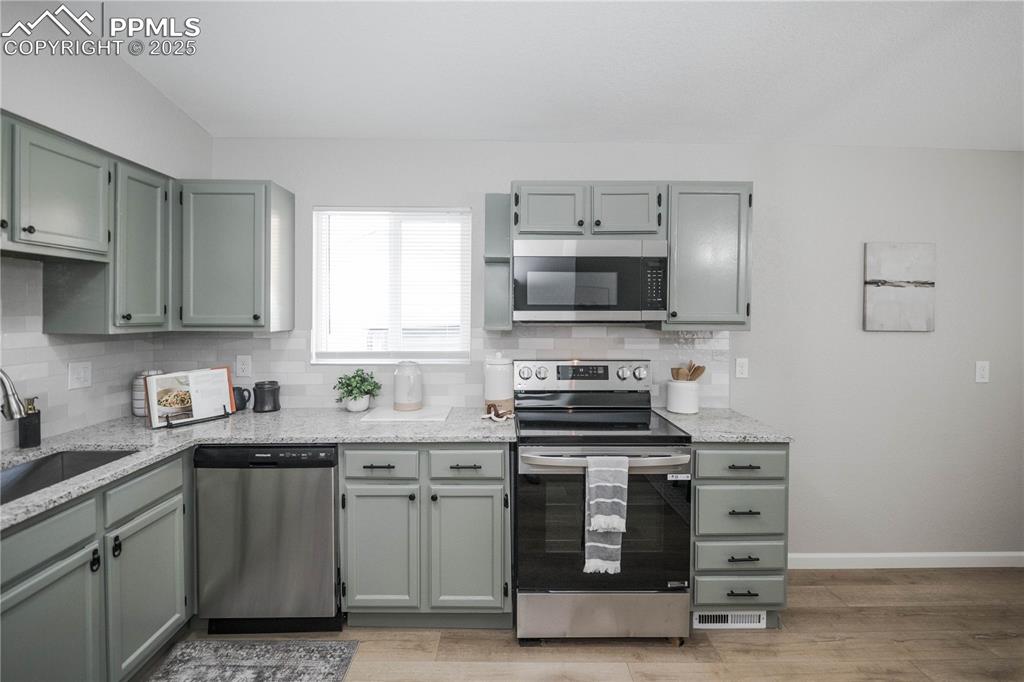 Image 14 of 43: Kitchen