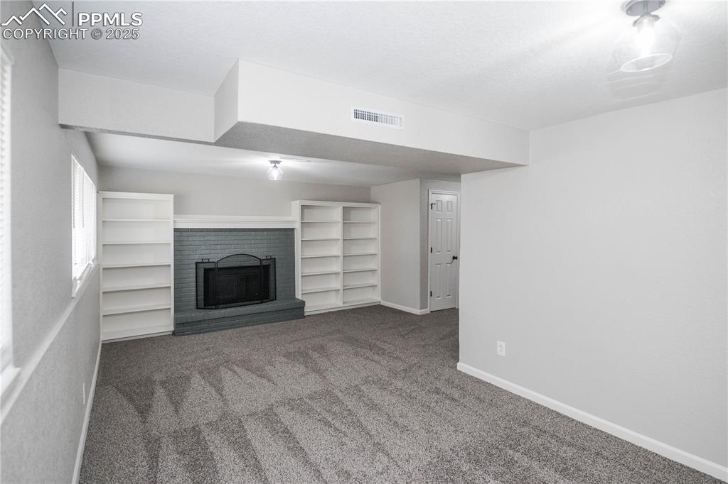 Image 32 of 43: Living Room