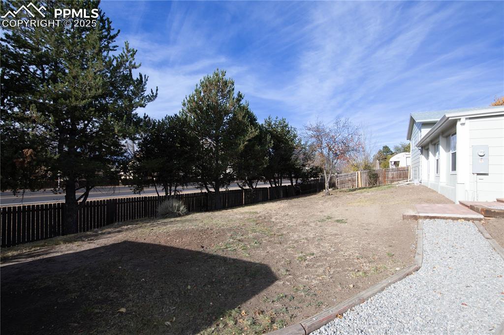 Image 38 of 43: Yard