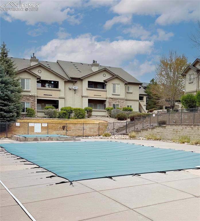 Image 35 of 38: Pool and spa hot tub.