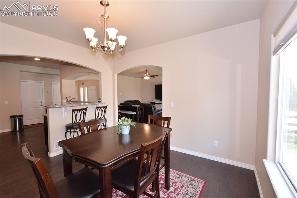 Image 11 of 30: Dining Area