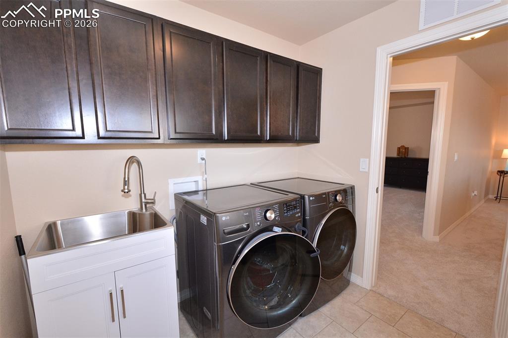 Image 26 of 30: Laundry