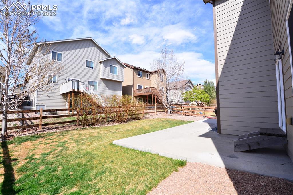 Image 28 of 30: Yard