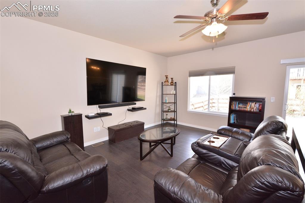 Image 5 of 30: Living Room