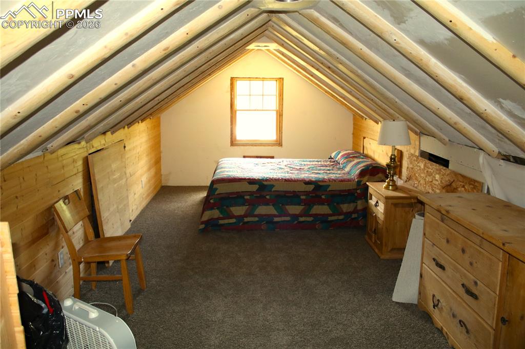 Image 14 of 17: Bedroom