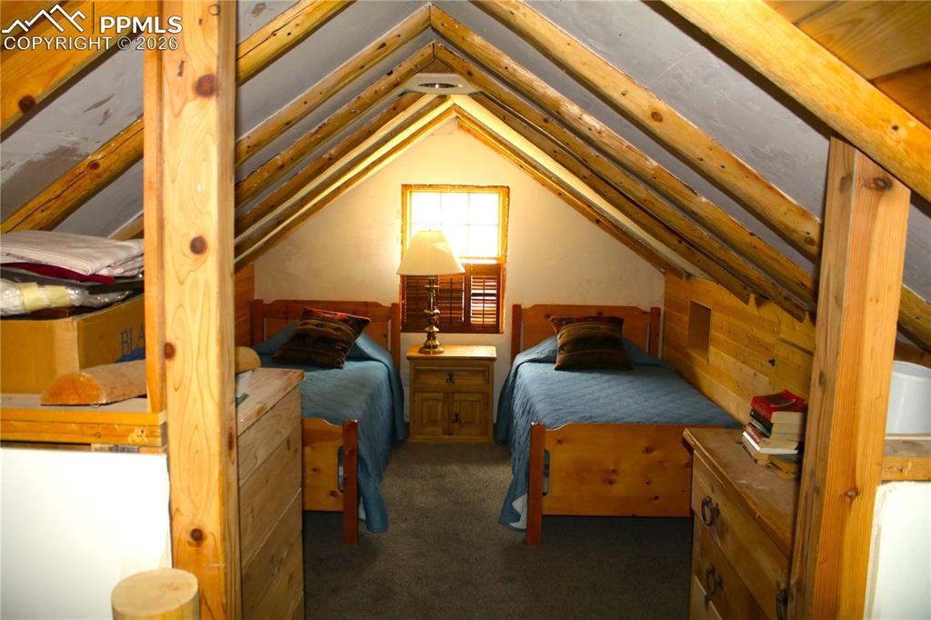 Image 15 of 17: Bedroom