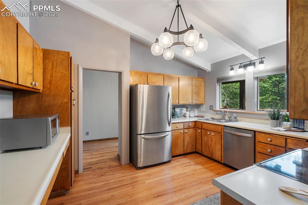 Image 21 of 48: Kitchen