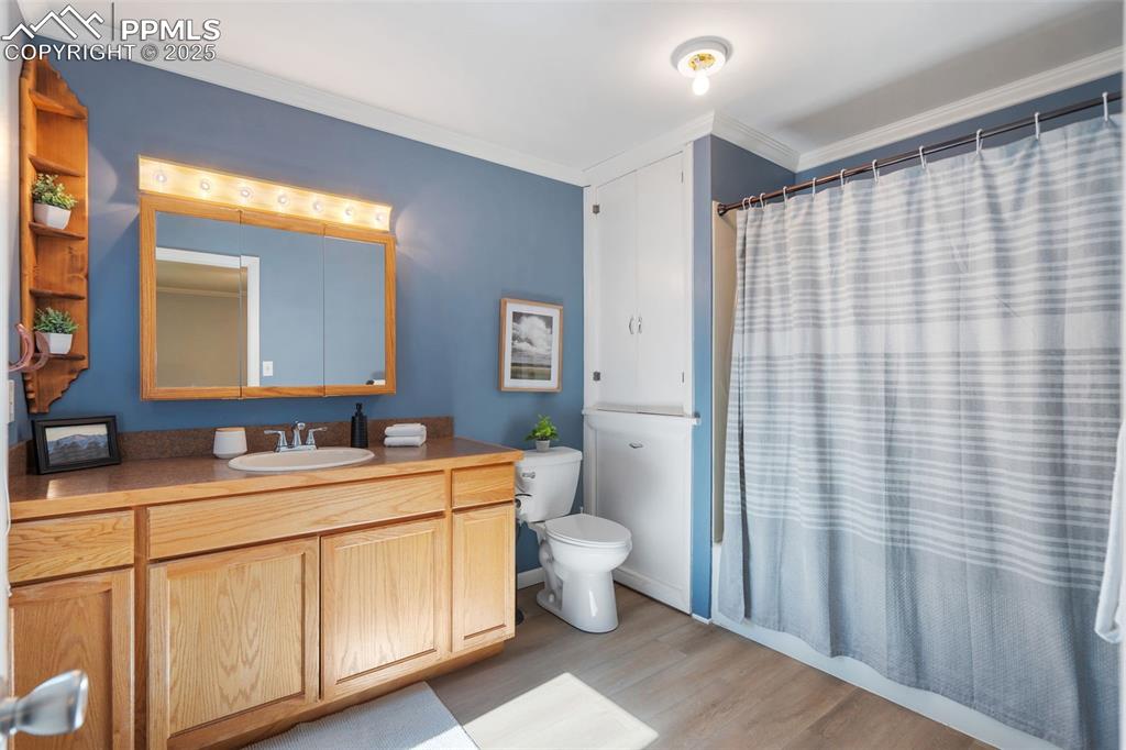 Image 26 of 48: Bathroom