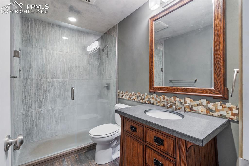 Image 28 of 48: Bathroom