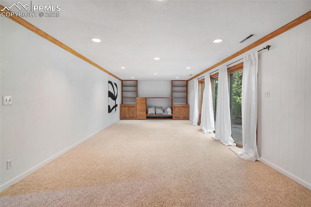 Image 36 of 48: Family Room