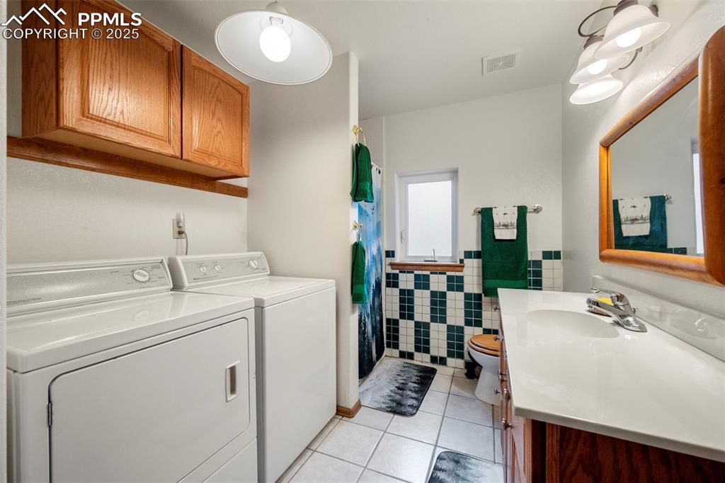 Image 19 of 38: Basement bathroom