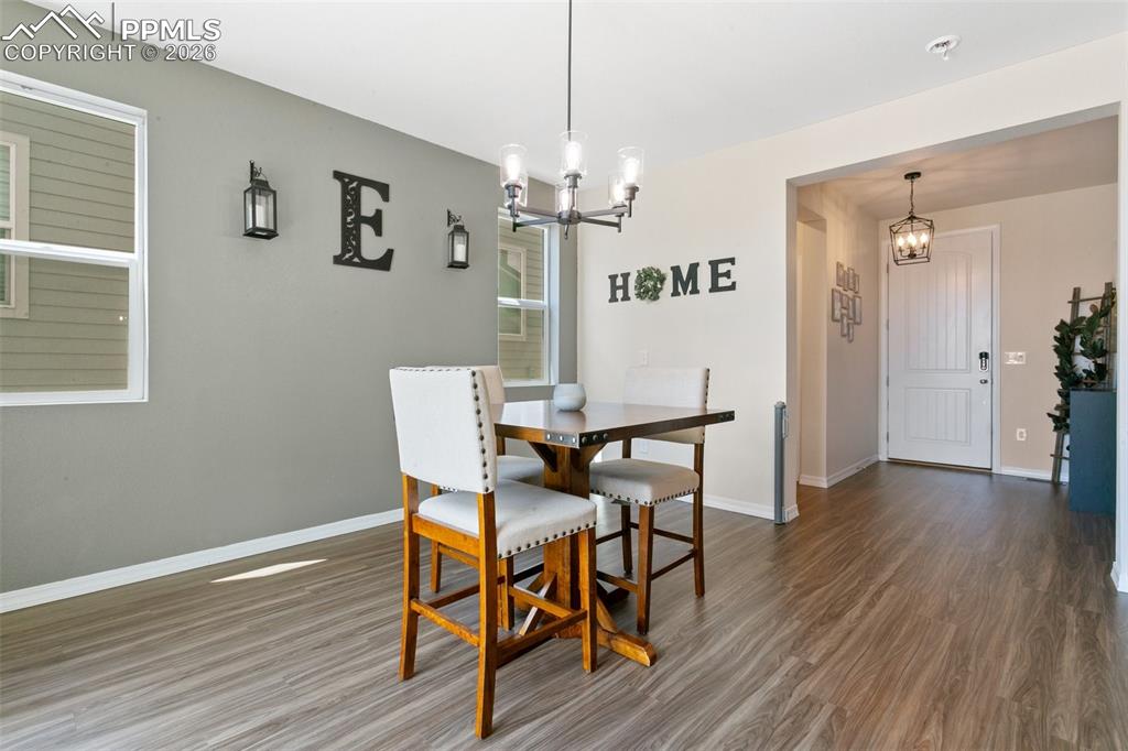 Image 21 of 37: Dining room