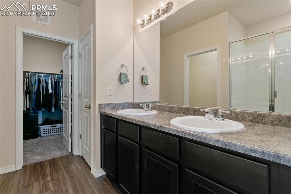 Image 26 of 37: Double vanity 