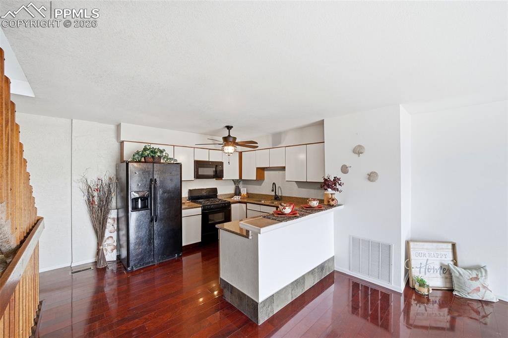 Image 12 of 36: Kitchen