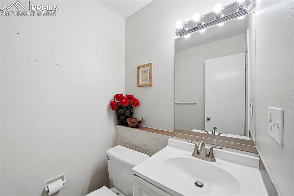 Image 15 of 36: Powder bath on main level