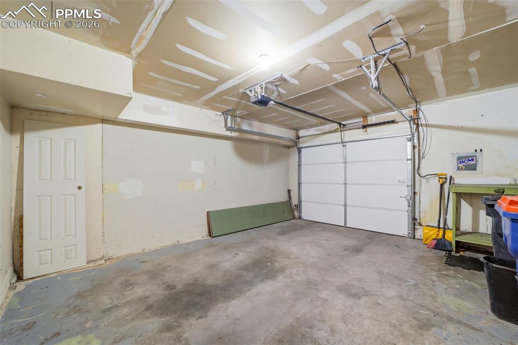 Image 27 of 36: Oversized 1 car garage