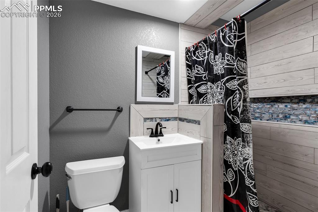 Image 10 of 38: Bathroom