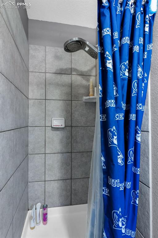 Image 23 of 38: Bathroom