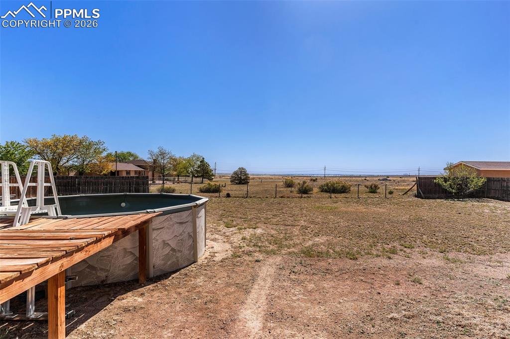 Image 35 of 38: Yard