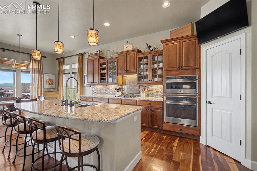 Image 17 of 46: Dining Room