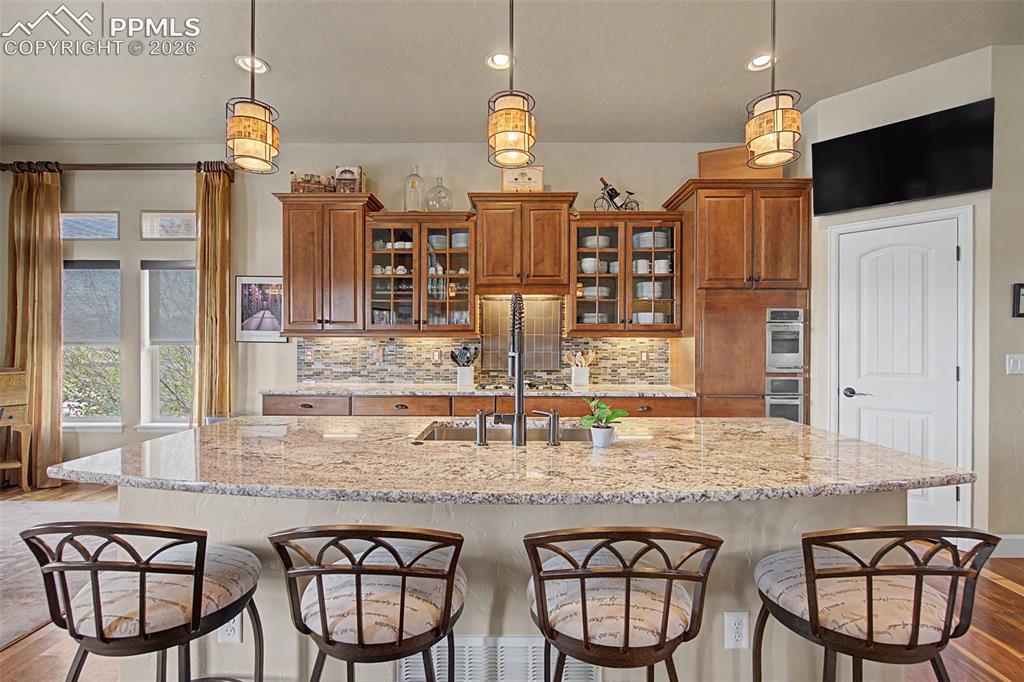 Image 19 of 46: Kitchen