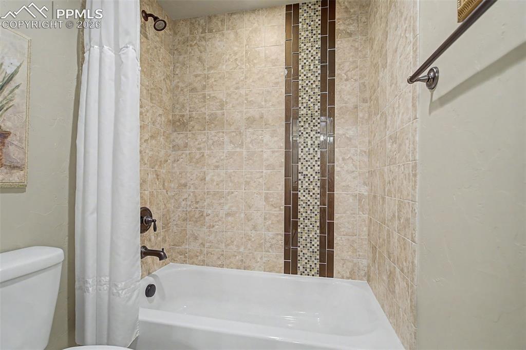 Image 40 of 46: Bathroom