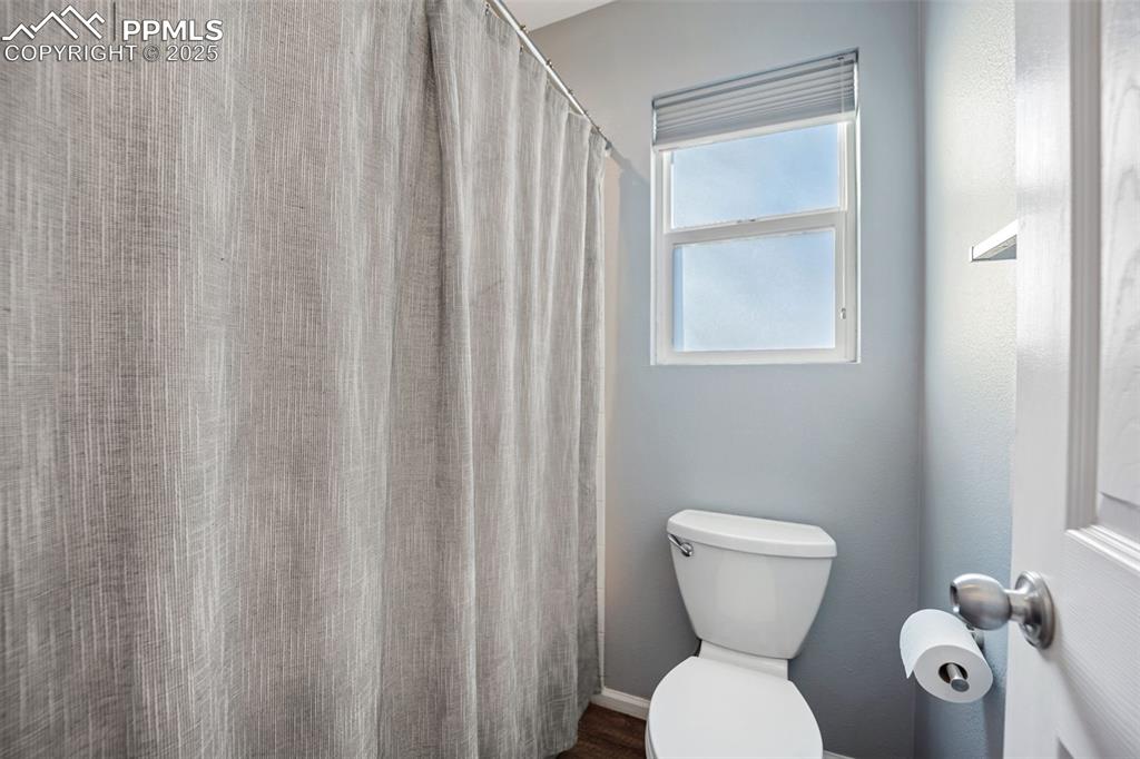 Image 25 of 34: Bathroom