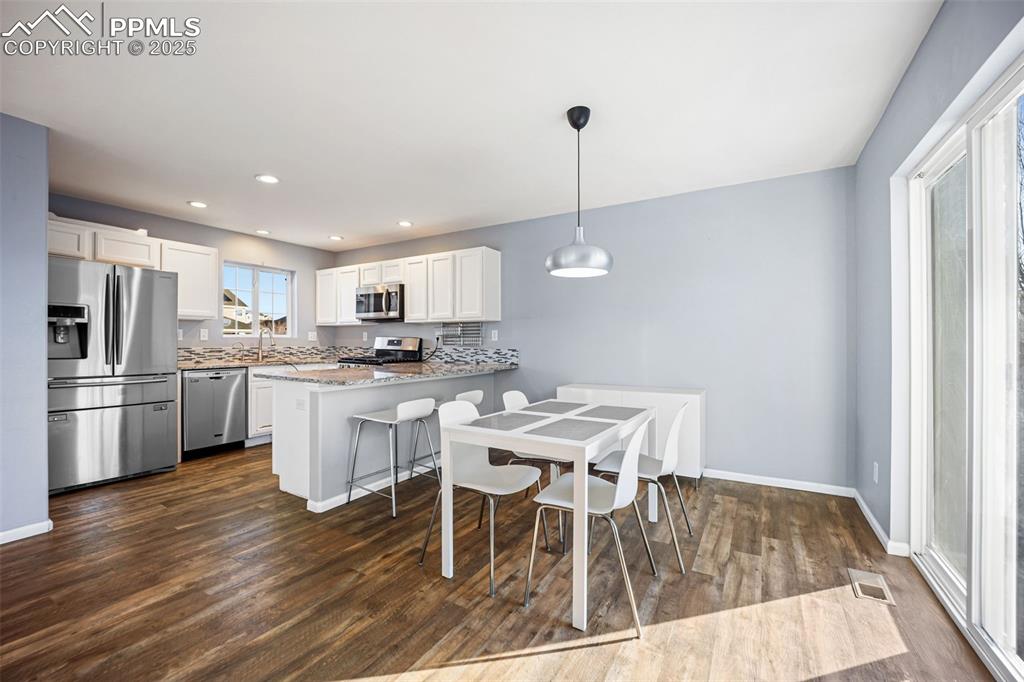 Image 5 of 34: Dining Area