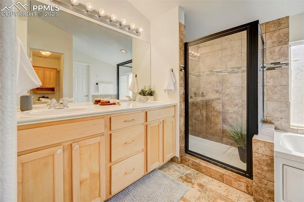 Image 11 of 36: Bathroom