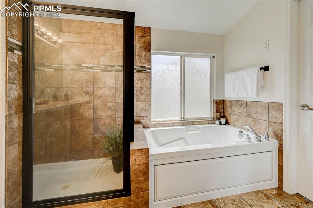 Image 12 of 36: Bathroom