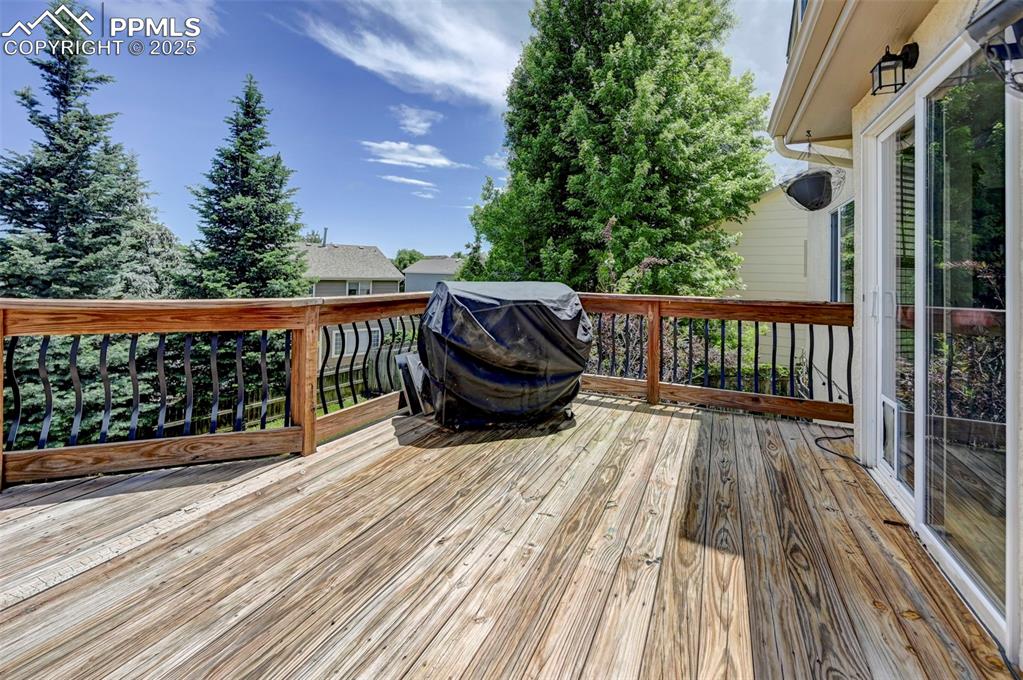 Image 32 of 36: Deck
