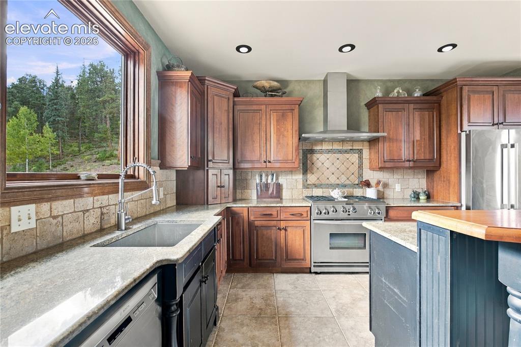 Image 13 of 45: Kitchen