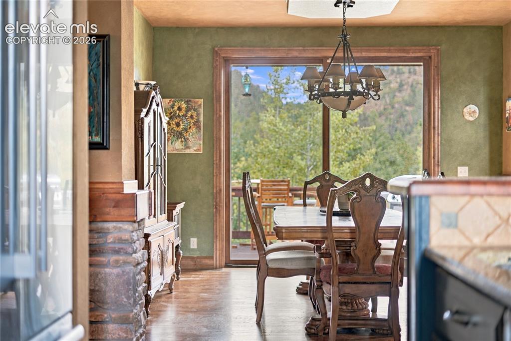 Image 15 of 45: Dining Area