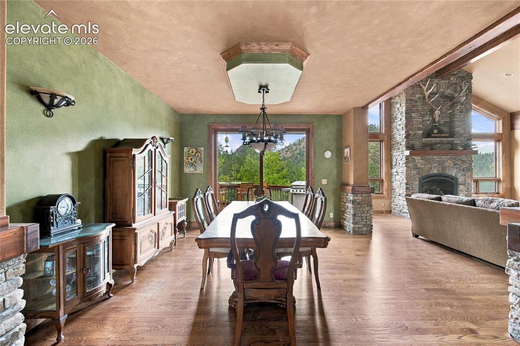 Image 17 of 45: Dining Area