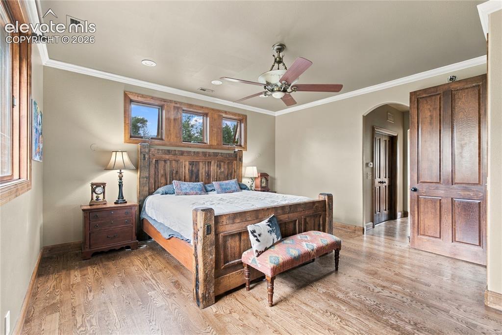 Image 18 of 45: Bedroom