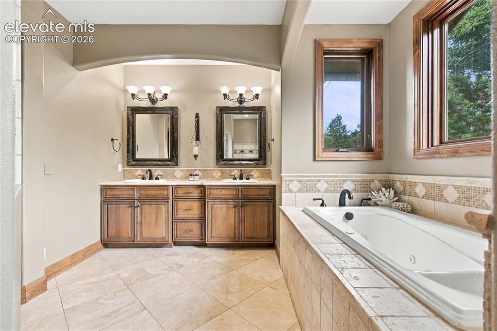 Image 19 of 45: Bathroom